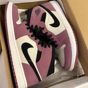 Air Jordan 1 Mid SE Nike Mulberry and Black Sneakers